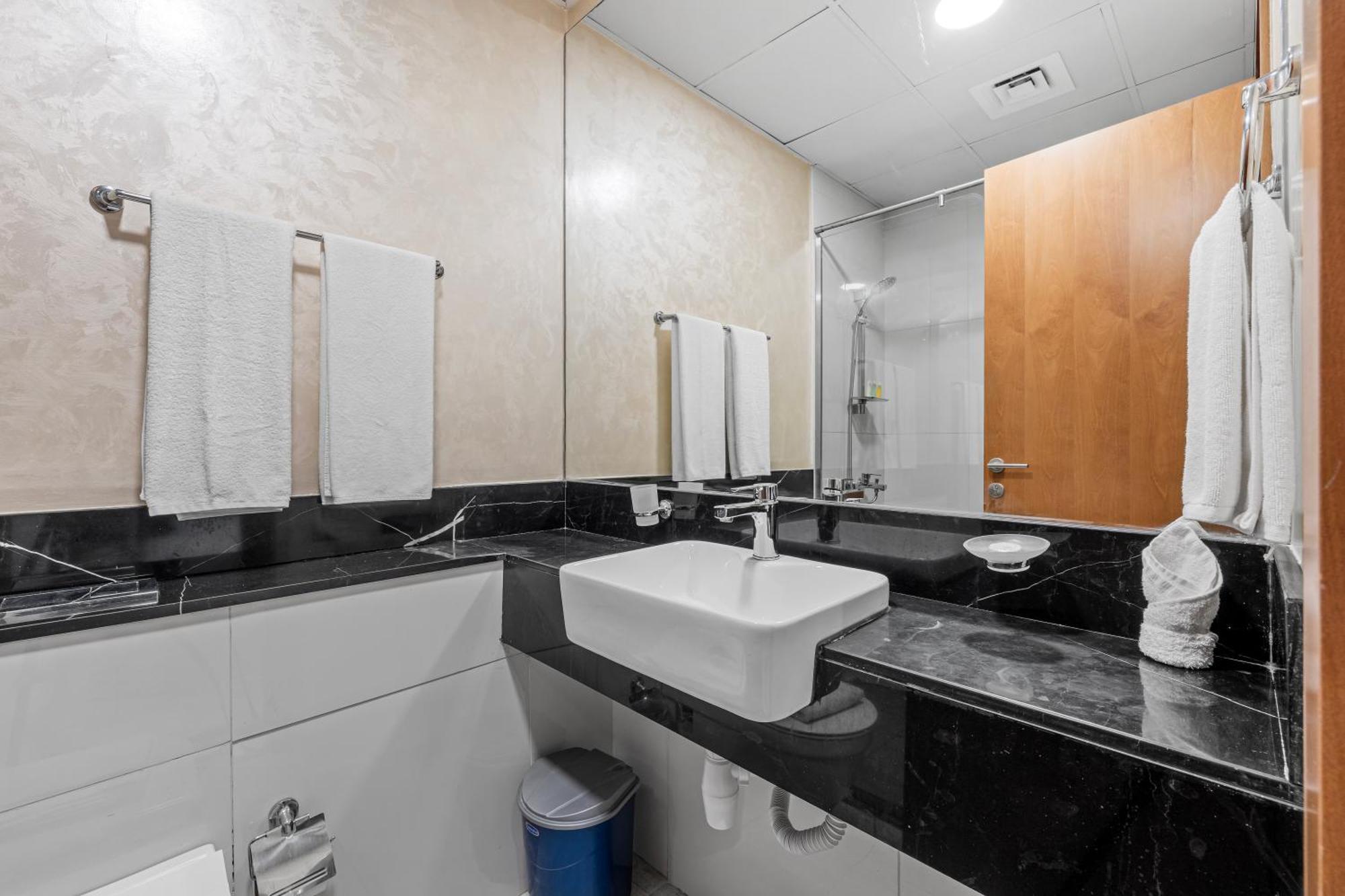 Apartamento Unlock Waters Edge Dubái Exterior foto